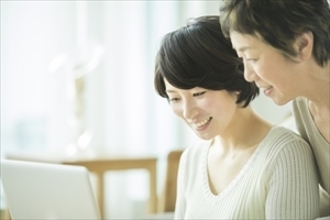 遺言書の相談をする女性